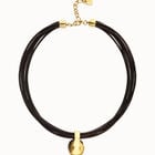 Collar de cuero con esfera grande ba&ntilde;ada en oro 18k