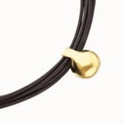 Collar de cuero con esfera grande ba&ntilde;ada en oro 18k
