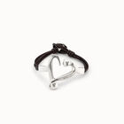 Pulsera ba&ntilde;ada en plata de ley con tiras de cuero y forma de coraz&oacute;n clavado