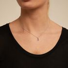 Charm ba&ntilde;ado en plata de ley con forma redonda y un cristal rosa