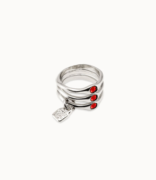 Anillo triple bañado en plata de ley con cristales rojos.