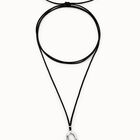Collier long en forme de cordon effet soie et c&oelig;ur plaqu&eacute; argent et cristal bleu