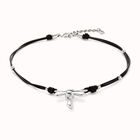 Collar de cuero y lib&eacute;lula ba&ntilde;ada en plata de ley