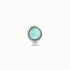 Piercing ba&ntilde;ado en plata de ley y un cristal azul
