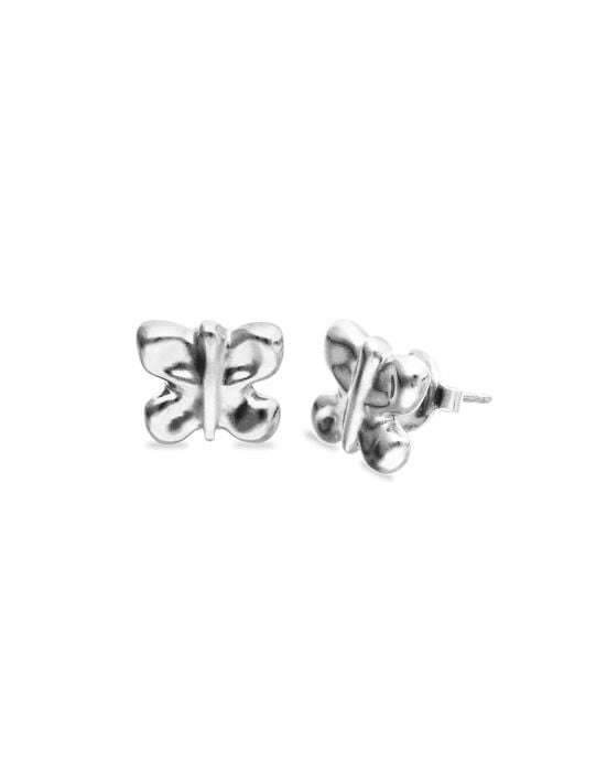 Pendientes peque&ntilde;os con forma de mariposa ba&ntilde;ados en plata de ley