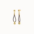 Aretes largos de cuero con detalle de esfera ba&ntilde;ado en oro 18k
