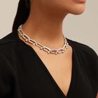 Collar corto ba&ntilde;ado en plata de ley con eslabones rectangulares con forma de clavo