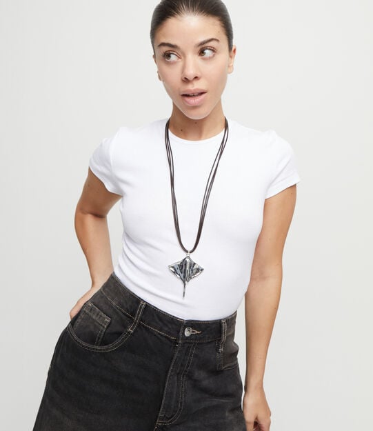 Colgante de cuero y ba&ntilde;o en plata de ley con detalle de pez mantarraya, Plateado, large