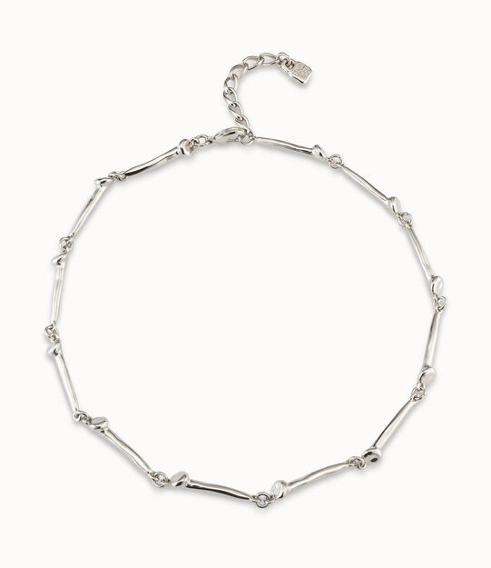 Collar bañado en plata de ley con piezas en forma de clavo.
