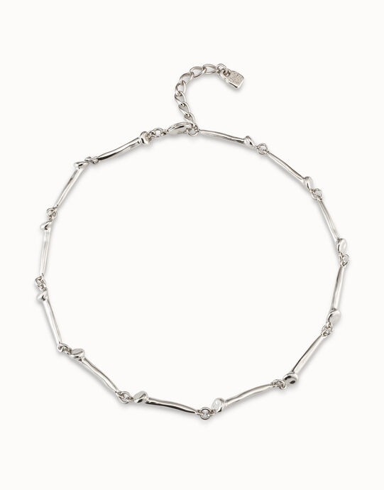 Collar ba&ntilde;ado en plata de ley con piezas en forma de clavo.