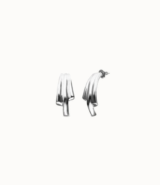 Pendientes con formas org&aacute;nicas alargadas ba&ntilde;ados en plata de ley