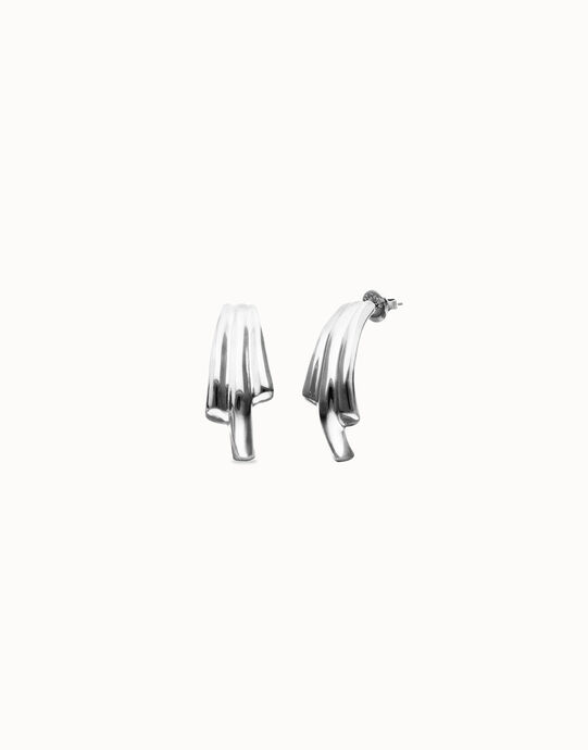 Pendientes con formas org&aacute;nicas alargadas ba&ntilde;ados en plata de ley