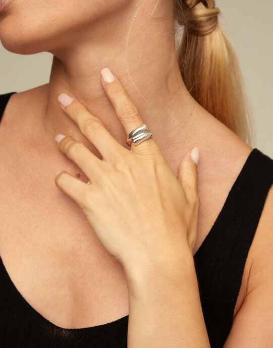 Anillo ba&ntilde;ado en plata de ley con forma tubular cerrado al centro, Plateado, large