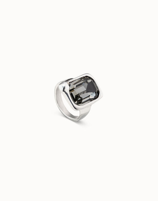 Anillo ba&ntilde;ado en plata con forma rectangular y cristal gris central