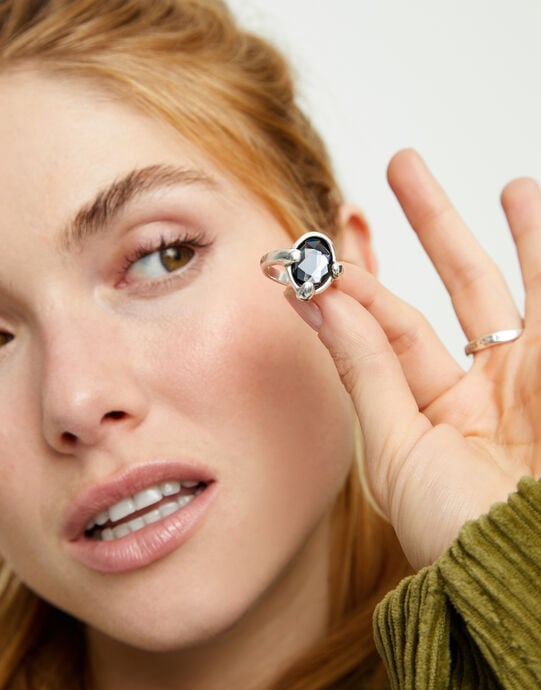 Anillo ba&ntilde;ado en plata con cristal facetado ovalado negro, Plateado, large