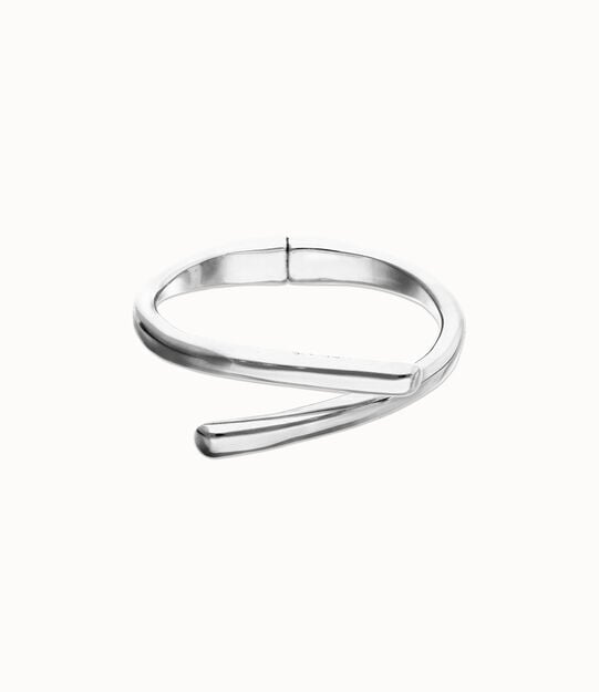 Bangle bracelet with intertwined organic shapes
