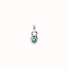 Charm ba&ntilde;ado en plata de ley con cristal verde.