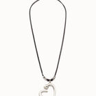 Colgante de plata con 2 tiras de cuero y coraz&oacute;n