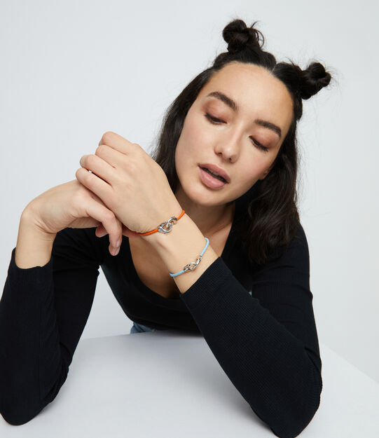 Pulsera de cuero naranja con mosquet&oacute;n entrelazado en plata, Plateado, large