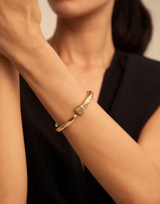 Brazalete con forma de clavo ba&ntilde;ado en oro de 18k, Dorado, large