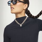 Short necklace with silver threads and large sphere