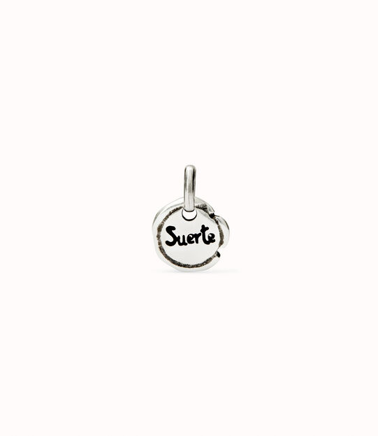 Charm placcato argento Sterling con parola “suerte”.