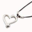 Colgante de plata con 2 tiras de cuero y coraz&oacute;n