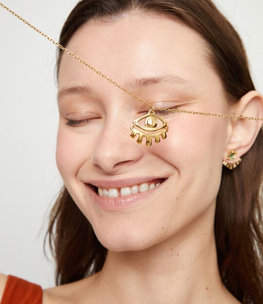 Collar corto bañado en oro 18k con detalle de ojo pequeño