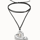 Collier long en forme de cordon effet soie et c&oelig;ur plaqu&eacute; argent et cristal trasparent