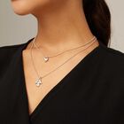 Collar ba&ntilde;ado en plata de ley con dos cadenas de diferentes largos con Charms de coraz&oacute;n y mano con cristal murano