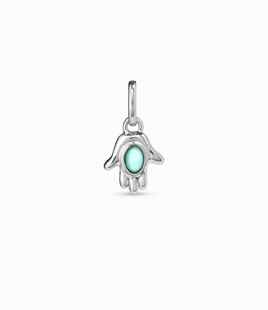 Charm bañado en plata de ley con forma de mano con cristal de murano turquesa en el centro
