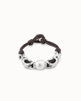 Brown leather bracelet with oval silver links, central pearl and button clasp