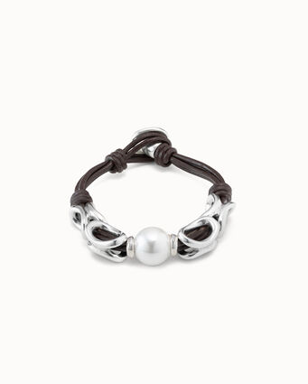 Bracelet en cuir brun avec des maillons en argent de forme ovale, perle centrale et une fermeture à bouton