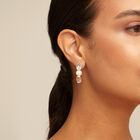 Drop earrings with a central pearl