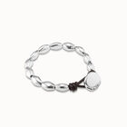 Pulsera ba&ntilde;ada en plata de ley y cuero con fornitura ovalada