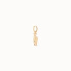 Charm ba&ntilde;ado en oro de 18k de letra U mediana