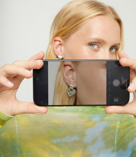 Pendientes peque&ntilde;os de coraz&oacute;n ba&ntilde;ado en plata de ley, Plateado, large