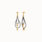 Aretes largos de cuero con detalle de esfera ba&ntilde;ado en oro 18k