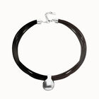 Collar de cuero con esfera grande ba&ntilde;ada en plata de ley