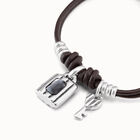 Pulsera ba&ntilde;ada en plata de ley con tiras de cuero y charms de candado y llave