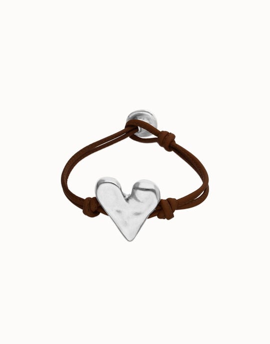Pulsera de cuero marr&oacute;n con detalle de coraz&oacute;n ba&ntilde;ado en plata de ley