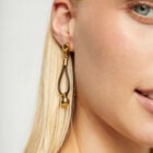 Aretes largos de cuero con detalle de esfera ba&ntilde;ado en oro 18k