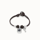 Pulsera ba&ntilde;ada en plata de ley con tiras de cuero y charms de candado y llave