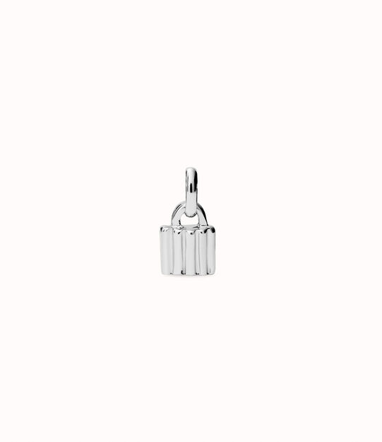 Charm  bañado en plata de ley con forma de candado.