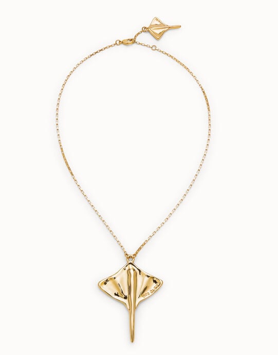 Colgante de cadena corta ba&ntilde;ada en oro 18K con figura mantarraya