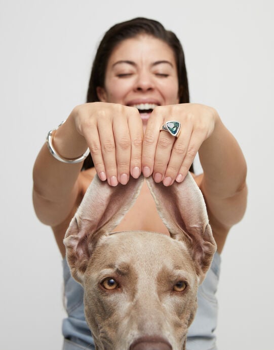 Anillo en forma triangular ba&ntilde;ado en plata de ley con cristal verde, Plateado, large