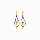 Aretes largos de cuero con detalle de esfera ba&ntilde;ado en oro 18k