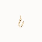 Charm ba&ntilde;ado en oro de 18k de letra U mediana