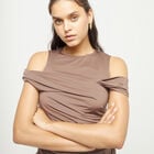 Elongated earrings with an irregular shape