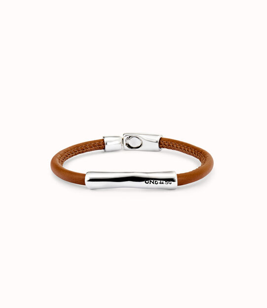 Pulsera de cuero camel con detalle central bañado en plata de ley